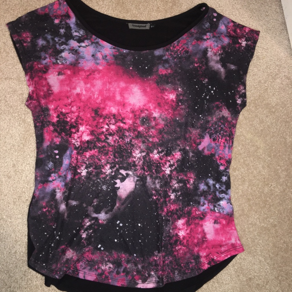 2/15🌸 Galaxy patterned t-shirt!